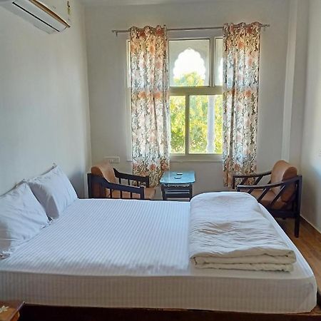 ホテル Hindupura Residency サワイ・マドプール エクステリア 写真