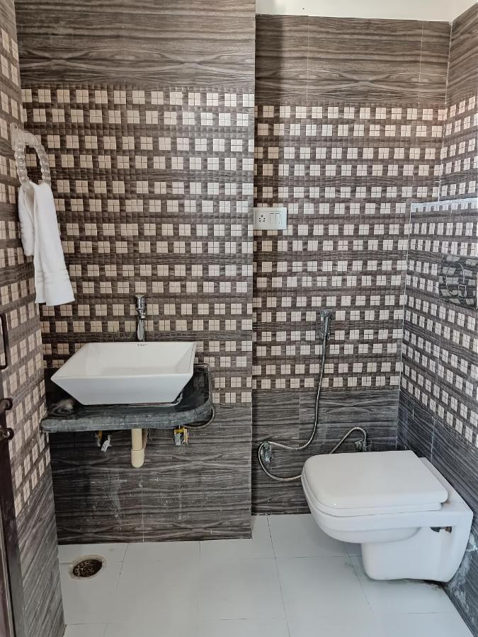 ホテル Hindupura Residency サワイ・マドプール エクステリア 写真